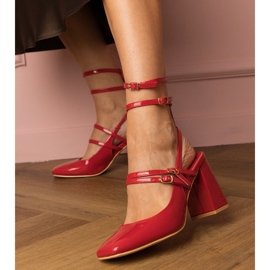 Auf dem Pfosten lackierte rote Pumpen 2