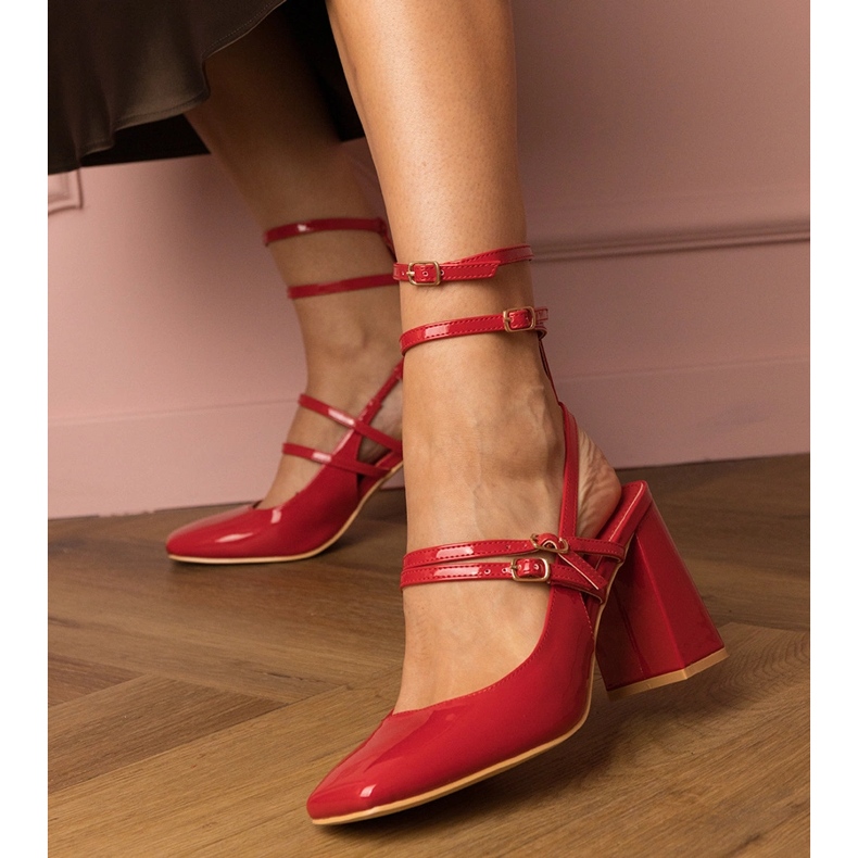 Auf dem Pfosten lackierte rote Pumpen 2