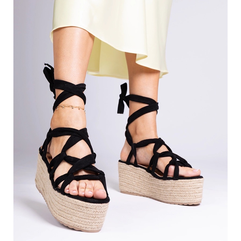 Schwarze Espadrilles auf einer hohen Plattform 1