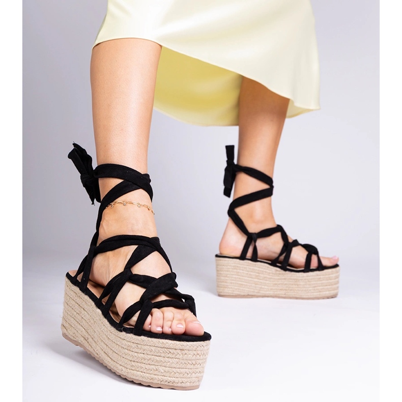 Schwarze Espadrilles auf einer hohen Plattform 2