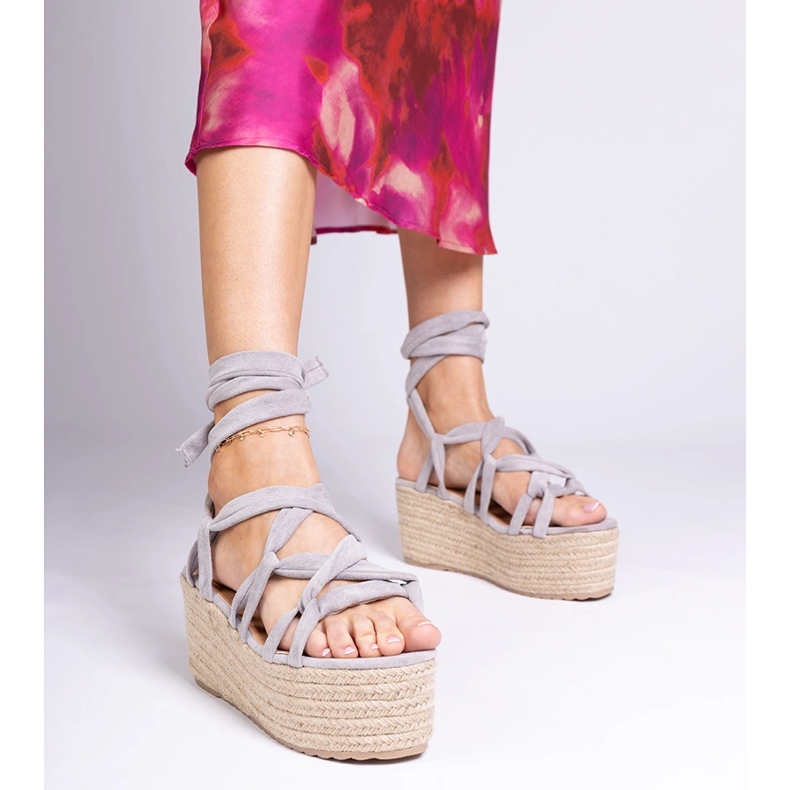 Graue Espadrilles Sandalen auf einer hohen Plattform 1