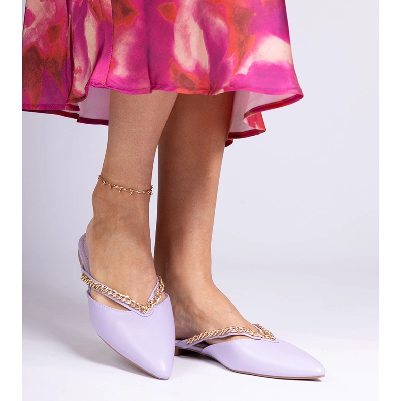 Violette elegante Flip -Flops mit einer Kette dekoriert 1