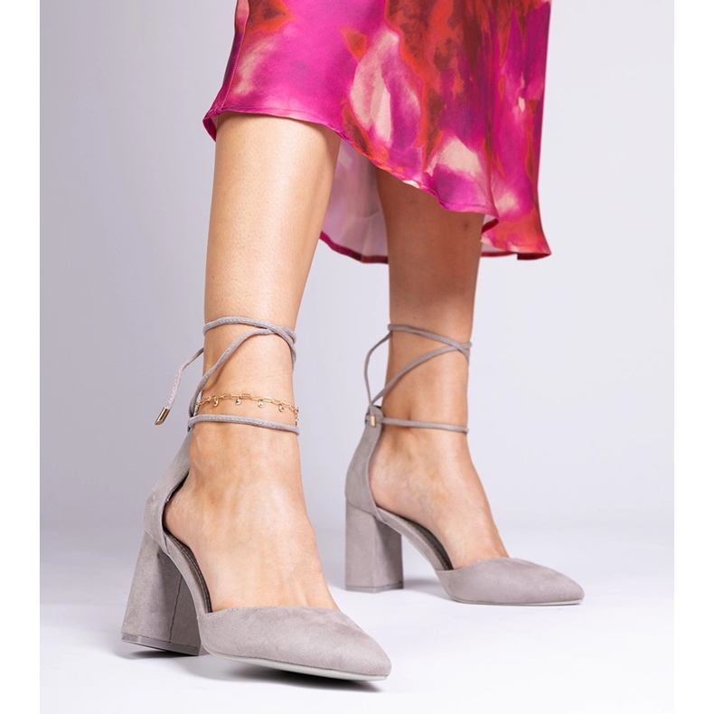 Graue klassische Pumpen aus Ekozamszu 1