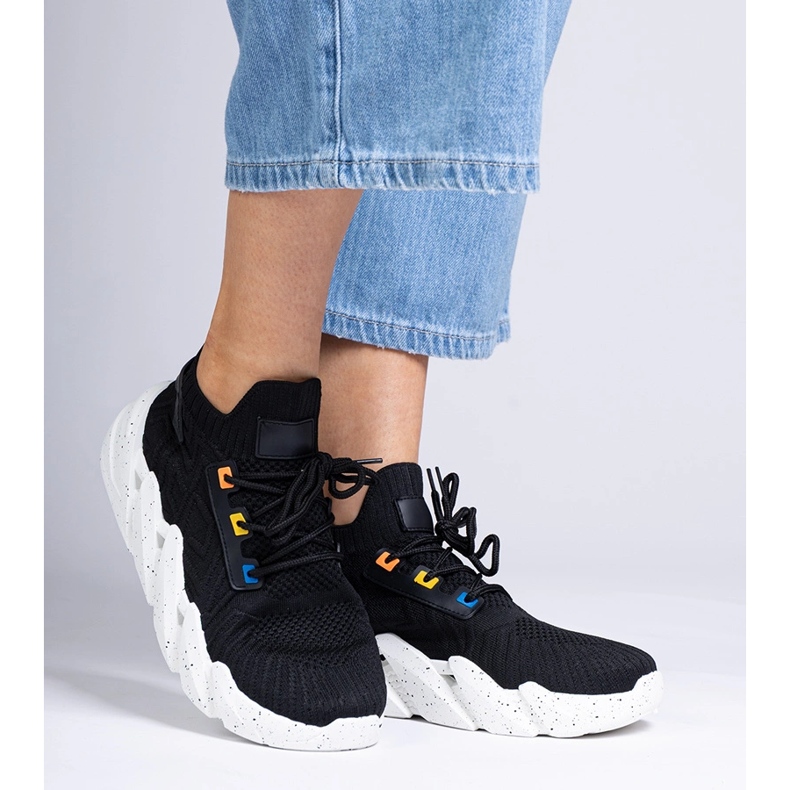 Schwarze Sport -Turnschuhe auf einer massiven Sohle 1