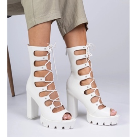 Weiße Stiefel auf einer hohen Säule mit Ausschnitten 2