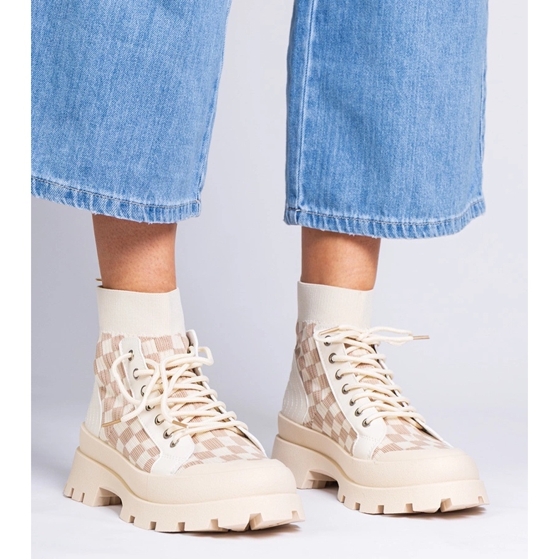 Beige Stiefel Turnschuhe auf der Plattform 1