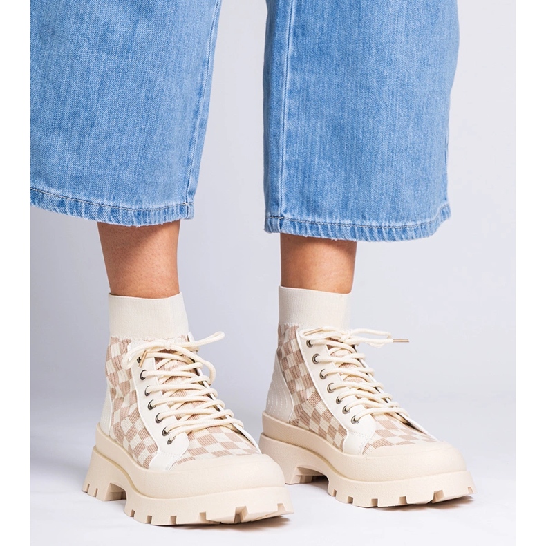 Beige Stiefel Turnschuhe auf der Plattform 2