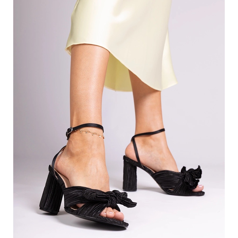 Schwarze Sandalen mit einem Bogen auf dem Block 1