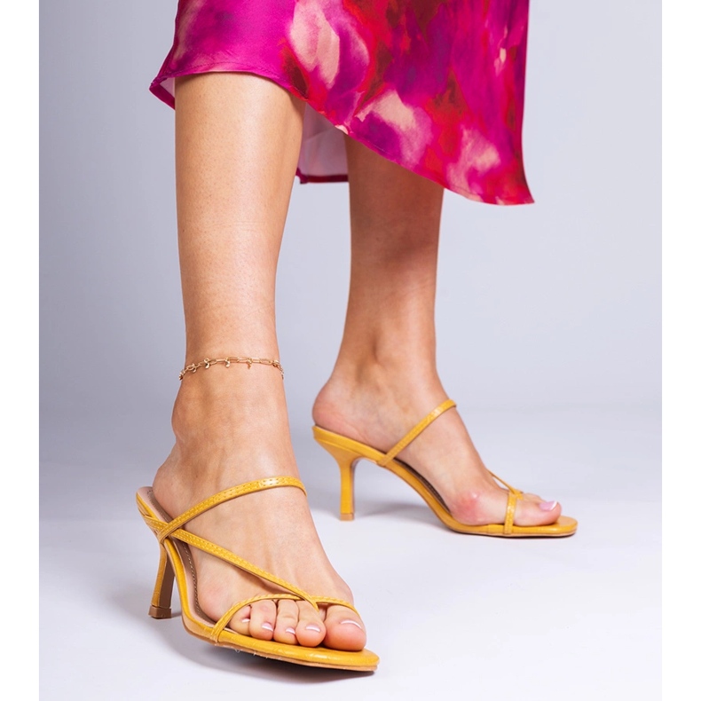 Gelbe elegante Flip -Flops auf einer hohen Ferse 1