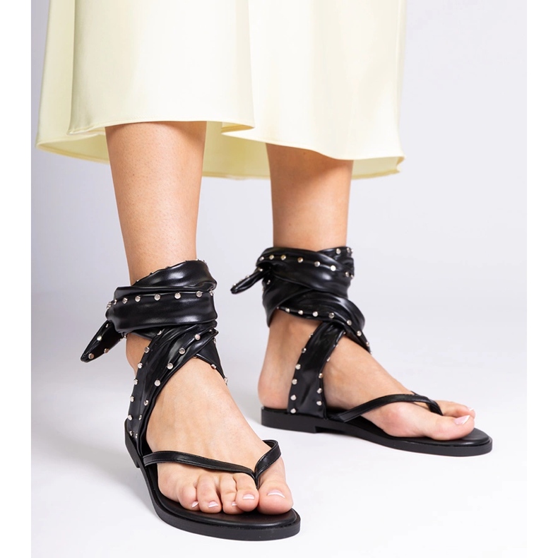 Schwarze japanische Sandalen um das Bein gebunden 2