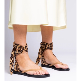 Panther -Sandalen wie Flip -Flops um das Bein gebunden braun 1