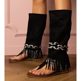 Schwarze Frauensandalen mit einem hohen Obermaterial 1