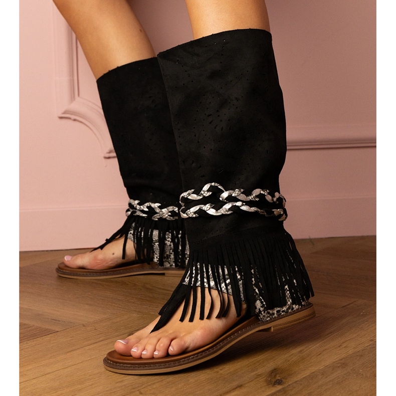 Schwarze Frauensandalen mit einem hohen Obermaterial 2