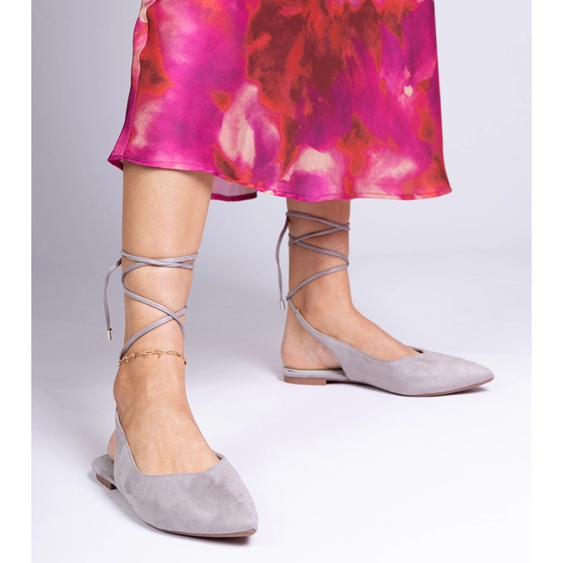 Grau flache Pumpen am Knöchel gebunden 1