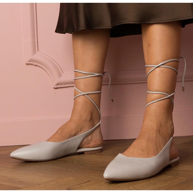 Graue flache Absätze aus Eco -Leder 1