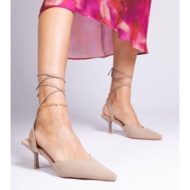 Braune Materialpumpen auf einer High Heel mit offenem Absatz 1