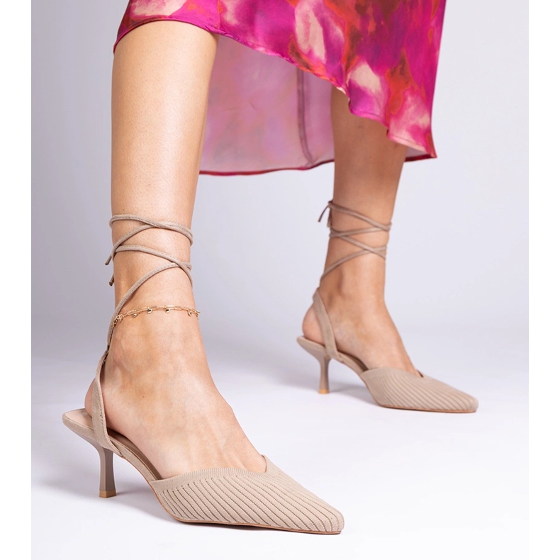 Braune Materialpumpen auf einer High Heel mit offenem Absatz 1