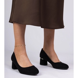 Schwarze klassische Pumpen auf einem niedrigen Block 1