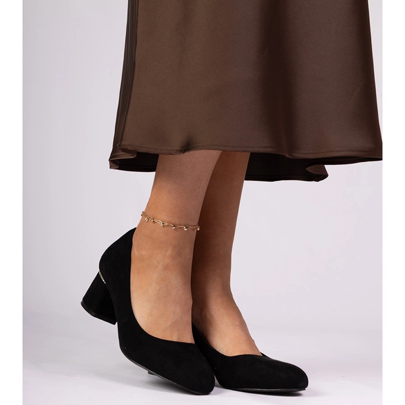 Schwarze klassische Pumpen auf einem niedrigen Block 2