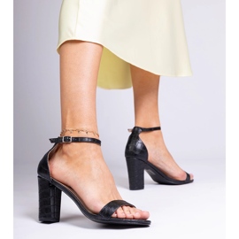 Schwarze Sandalen am Pfosten 2