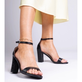 Schwarze Sandalen am Pfosten 1