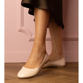 Beige lackierte Ballerinas 1