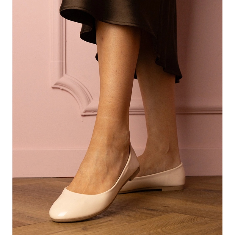 Beige lackierte Ballerinas 1