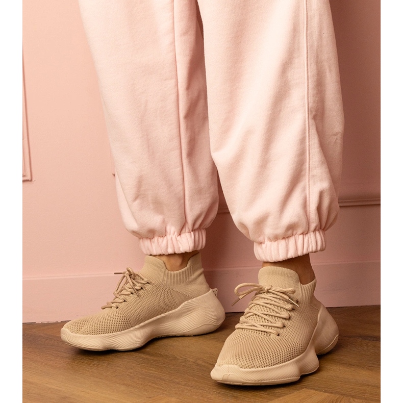 Beige Sport -Sneaker mit einem Socken Obermaterial 1