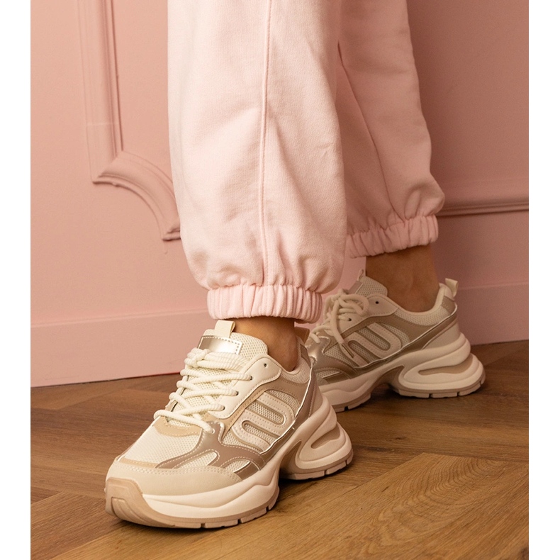 Beige Sportsneaker auf einer massiven Sohle 1