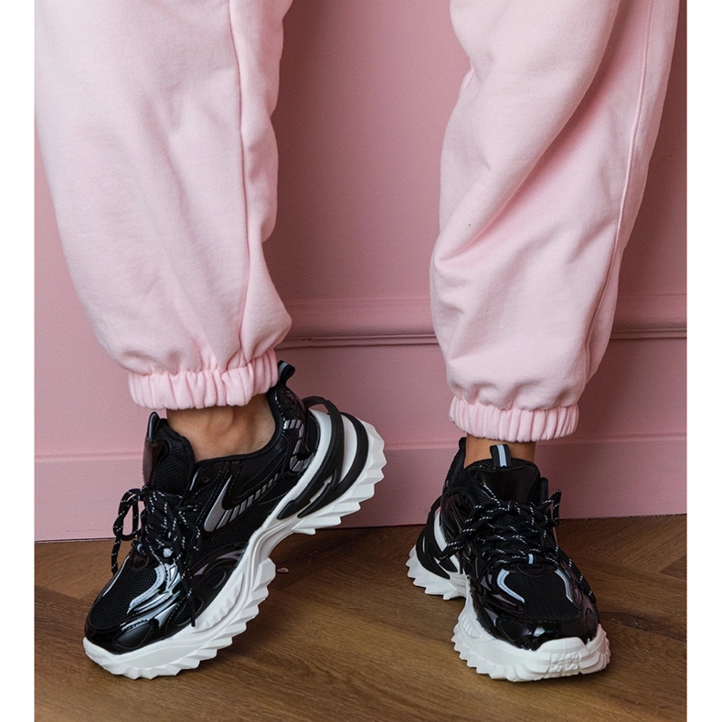 Schwarze Sport -Turnschuhe auf einer stilvollen Sohle 1