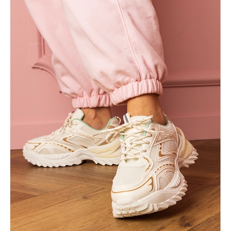 Beige Sportsneaker auf einer dicken Sohle 1