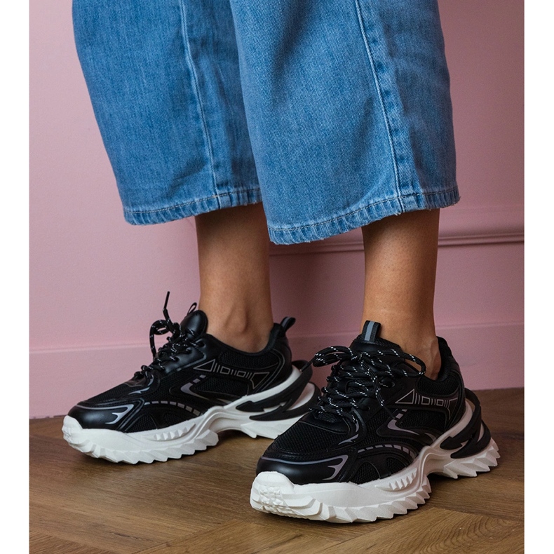 Schwarze Sport -Turnschuhe auf einer dicken Sohle 1