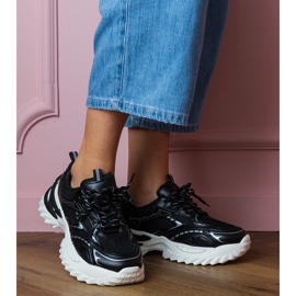 Schwarze Sport -Turnschuhe auf einer dicken Sohle 2