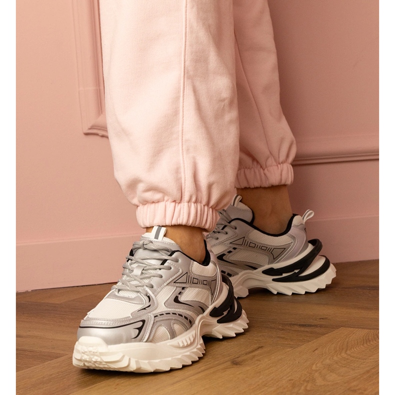 Silbersport -Turnschuhe auf einer dicken Sohle silber- 1