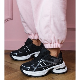 Schwarze Sport -Turnschuhe auf einer massiven Sohle 2