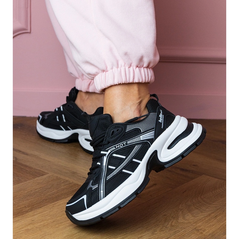 Schwarze Sport -Turnschuhe auf einer massiven Sohle 1