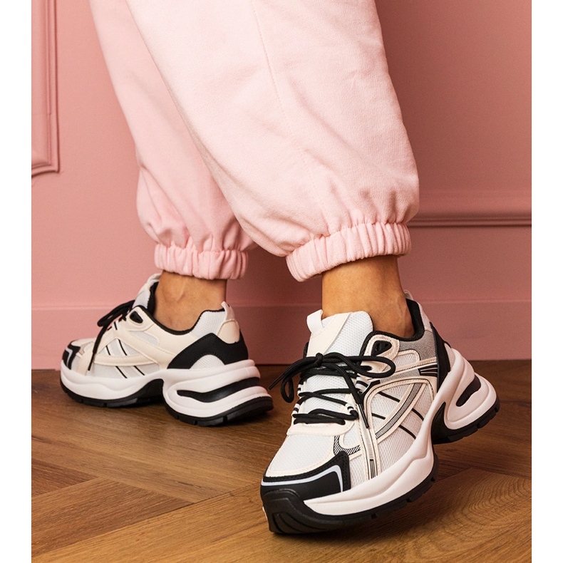 Weiße und weiße Sport -Turnschuhe auf einer massiven Sohle 1