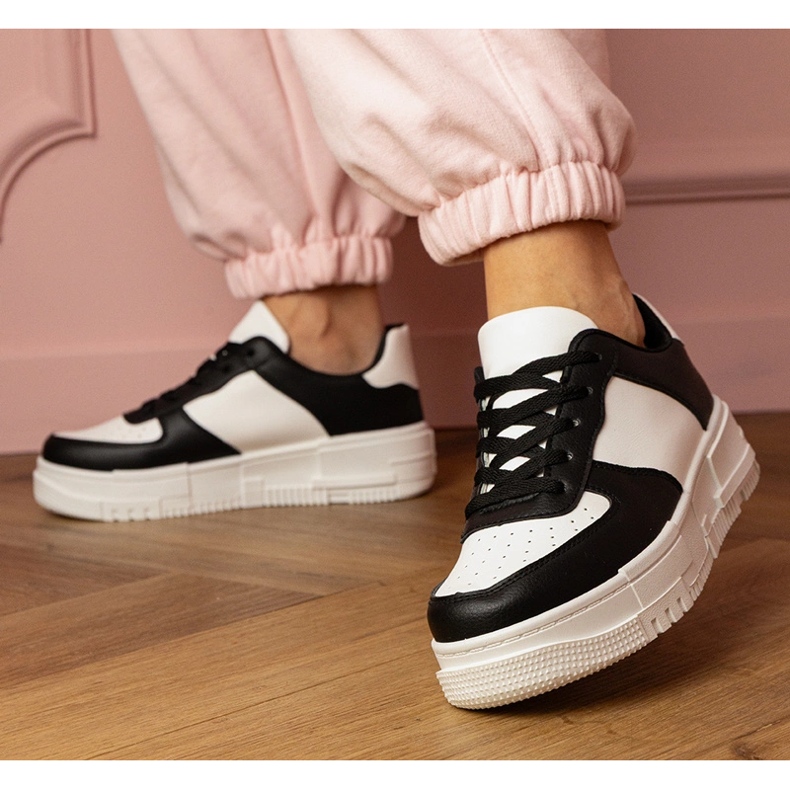 Schwarze Sport -Turnschuhe auf Platfotm 1