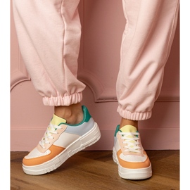 Orange Sportsneaker auf Platfotm 2