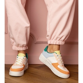 Orange Sportsneaker auf Platfotm 3