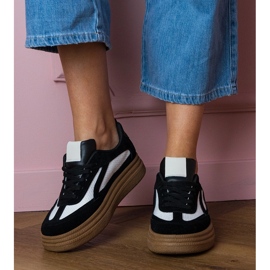 Schwarze Turnschuhe auf einer dicken Sohle 1