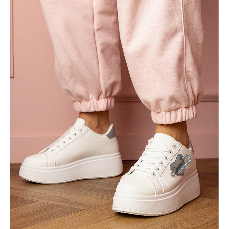 Weiße Turnschuhe mit blauem Herzen und Zirkonstiften 1