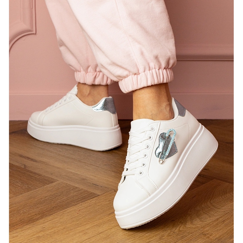 Weiße Turnschuhe mit blauem Herzen und Zirkonstiften 2