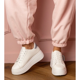 Weiße Turnschuhe mit blauem Herzen und Zirkonstiften 3