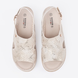 Goodin Flache Sandalen mit Taupeschnalle beige 1