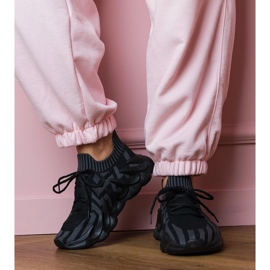 Schwarze Sport -Turnschuhe auf einer massiven Sohle 1