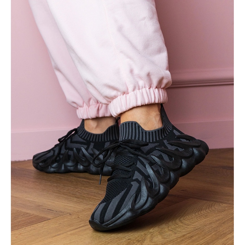 Schwarze Sport -Turnschuhe auf einer massiven Sohle 2