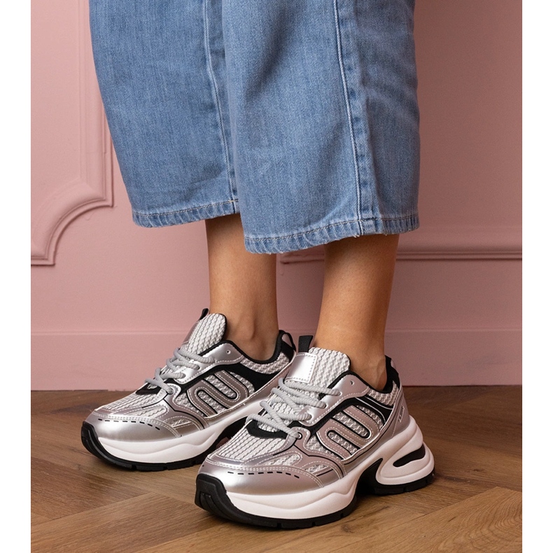 Silberne Turnschuhe Sportsneaker 1
