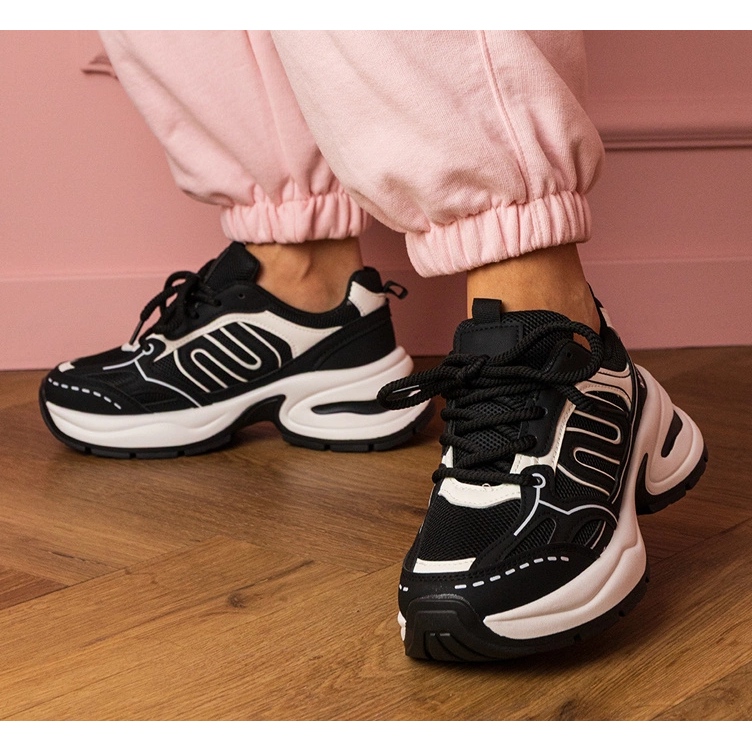 Schwarze Turnschuhe Sportsneaker 1