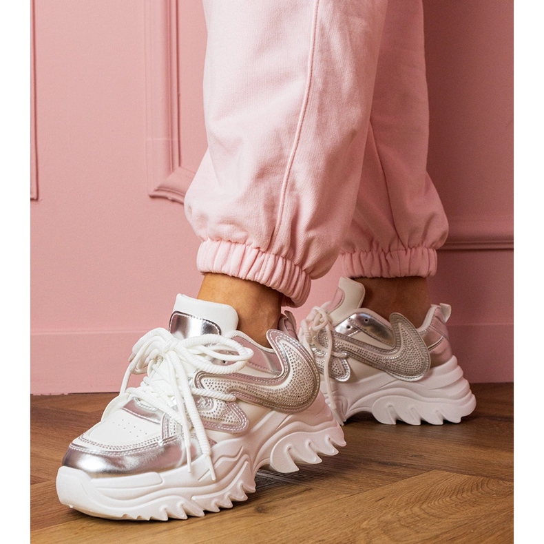 Weiße Turnschuhe auf einer massiven Sohle mit Zirkonen 1